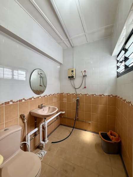 349 Jurong East Avenue 1, 349 Jurong East Avenue 1, 2 Bedrooms, 936 sqft, HDB Flat For Sale, by Darren Chua 蔡忠良, 500193468 - Bathroom - PropertyGuru.com.sg
