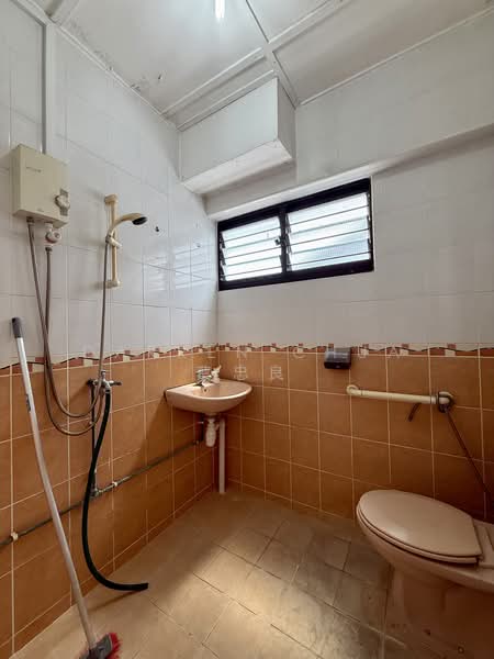 349 Jurong East Avenue 1, 349 Jurong East Avenue 1, 2 Bedrooms, 936 sqft, HDB Flat For Sale, by Darren Chua 蔡忠良, 500193468 - Bathroom - PropertyGuru.com.sg