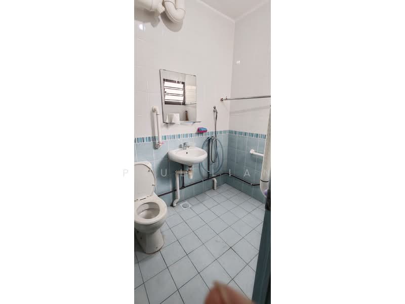 688 Hougang Street 61, 688 Hougang Street 61, 2 Bedrooms, 796 sqft, HDB Flat For Rent, by Paul Lian, 500193504 - Bathroom - PropertyGuru.com.sg