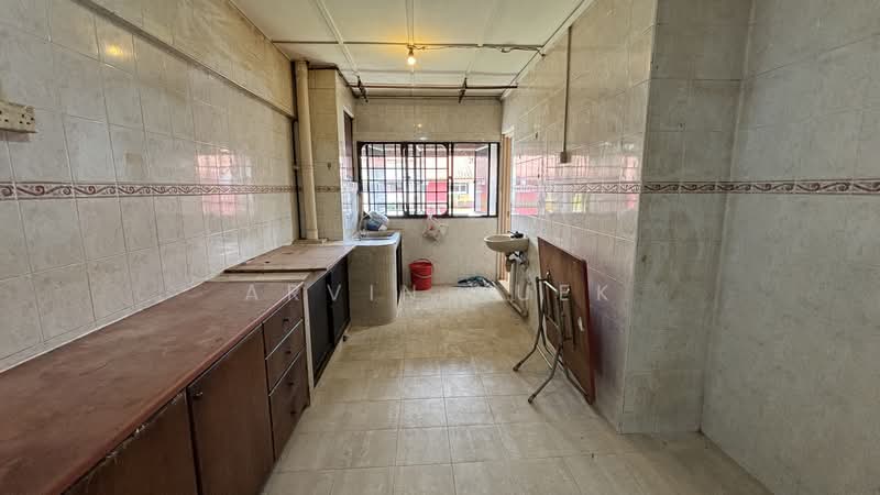 349 Jurong East Avenue 1, 349 Jurong East Avenue 1, 2 Bedrooms, 936 sqft, HDB Flat For Sale, by Arvin Kuek, 500193506 - Kitchen - PropertyGuru.com.sg