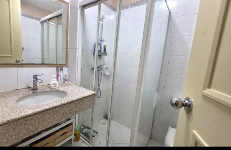 Oleander Towers, 911 Lorong 1 Toa Payoh, 3 Bedrooms, 1,141 sqft, Apartment For Sale, by Helen Neo, 500193562 - Bathroom - PropertyGuru.com.sg