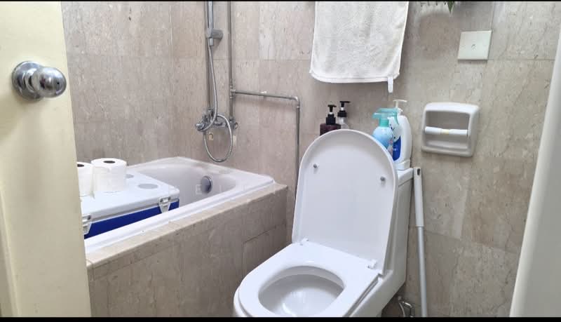 Oleander Towers, 911 Lorong 1 Toa Payoh, 3 Bedrooms, 1,141 sqft, Apartment For Sale, by Helen Neo, 500193562 - Bathroom - PropertyGuru.com.sg