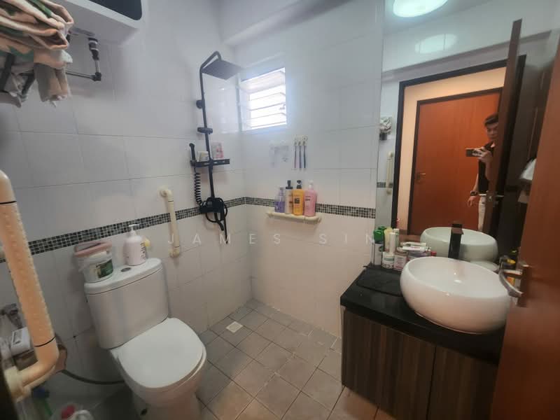 317A Yishun Greenwalk, 317A Yishun Avenue 9, 3 Bedrooms, 990 sqft, HDB Flat For Sale, by James Sin, 500193588 - Bathroom - PropertyGuru.com.sg