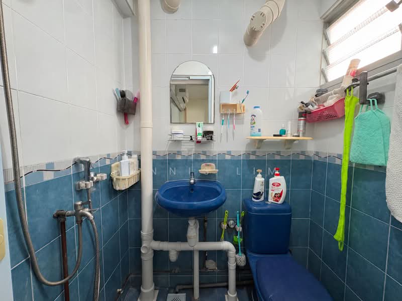 456 Ang Mo Kio Avenue 10, 456 Ang Mo Kio Avenue 10, 2 Bedrooms, 807 sqft, HDB Flat For Sale, by Dennis Lim, 500193625 - Bathroom - PropertyGuru.com.sg