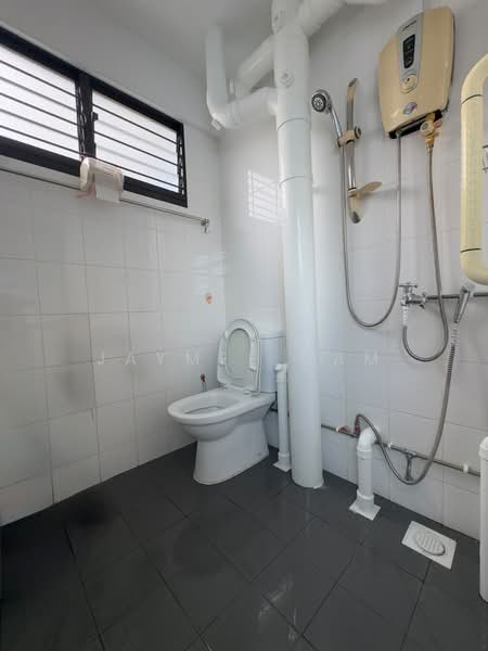 118 Serangoon North Avenue 1, 118 Serangoon North Avenue 1, 3 Bedrooms, 979 sqft, HDB Flat For Sale, by Jaymee Gam, 500193650 - Bathroom - PropertyGuru.com.sg