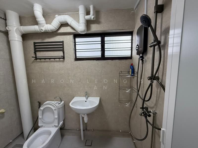 458 Tampines Street 42, 458 Tampines Street 42, Room Rental, 180 sqft, HDB Flat For Rent, by Sharon Leong Suit LAN, 500193652 - Bathroom - PropertyGuru.com.sg