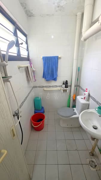 208 Yishun Street 21, 208 Yishun Street 21, 3 Bedrooms, 1,001 sqft, HDB Flat For Sale, by Shaun How, 500193663 - Bathroom - PropertyGuru.com.sg