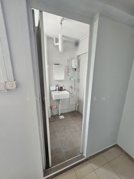867 Yishun Street 81, 867 Yishun Street 81, Room Rental, 200 sqft, HDB Flat For Rent, by Mandy Chan, 500193671 - Bathroom - PropertyGuru.com.sg
