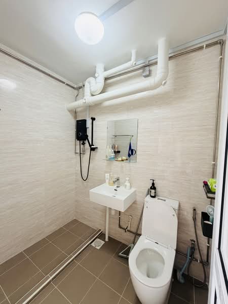 172 Hougang Avenue 1, 172 Hougang Avenue 1, 3 Bedrooms, 1,087 sqft, HDB Flat For Sale, by Kate Tan, 500193702 - Bathroom - PropertyGuru.com.sg