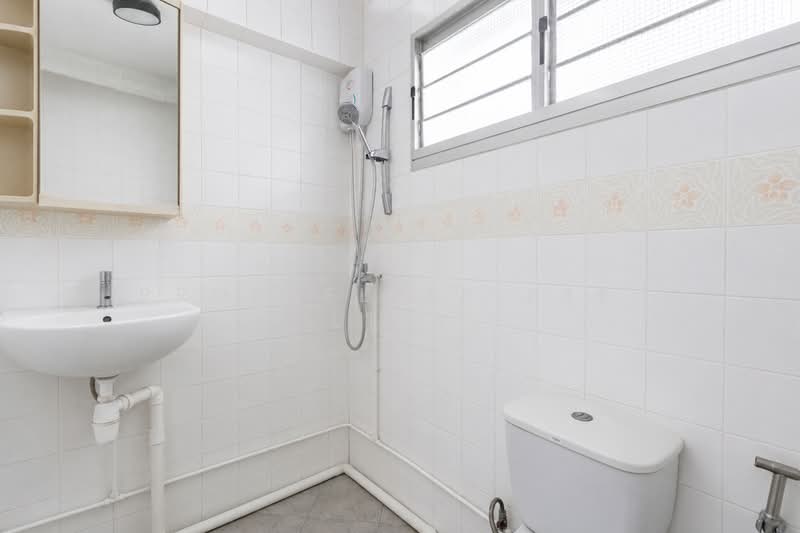 288C Bukit Batok Street 25, 288C Bukit Batok Street 25, 3 Bedrooms, 990 sqft, HDB Flat For Sale, by KOH YONG JIAN, 500193716 - Bathroom - PropertyGuru.com.sg