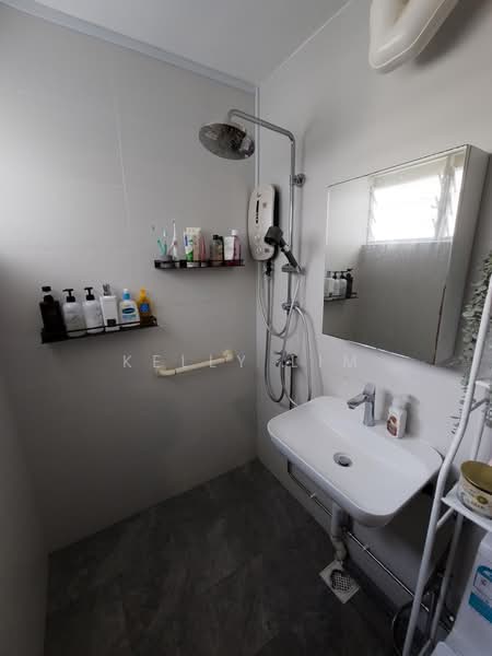 617 Hougang Avenue 8, 617 Hougang Avenue 8, 3 Bedrooms, 905 sqft, HDB Flat For Rent, by Kelly Lim, 500193723 - Bathroom - PropertyGuru.com.sg