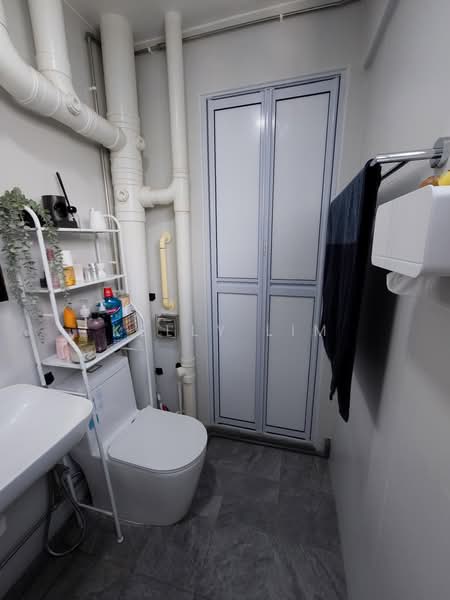 617 Hougang Avenue 8, 617 Hougang Avenue 8, 3 Bedrooms, 905 sqft, HDB Flat For Rent, by Kelly Lim, 500193723 - Bathroom - PropertyGuru.com.sg