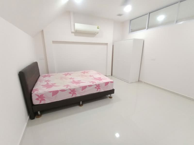 3 Spacious Rooms Available for rent on Landed Property in Punggol! 001, , Room Rental, 200 sqft, Bungalow House For Rent, by Nickson Guay, 500193750 - Bedroom - PropertyGuru.com.sg