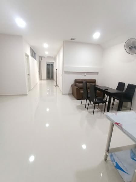 3 Spacious Rooms Available for rent on Landed Property in Punggol! 001, , Room Rental, 200 sqft, Bungalow House For Rent, by Nickson Guay, 500193750 - Corridor - PropertyGuru.com.sg