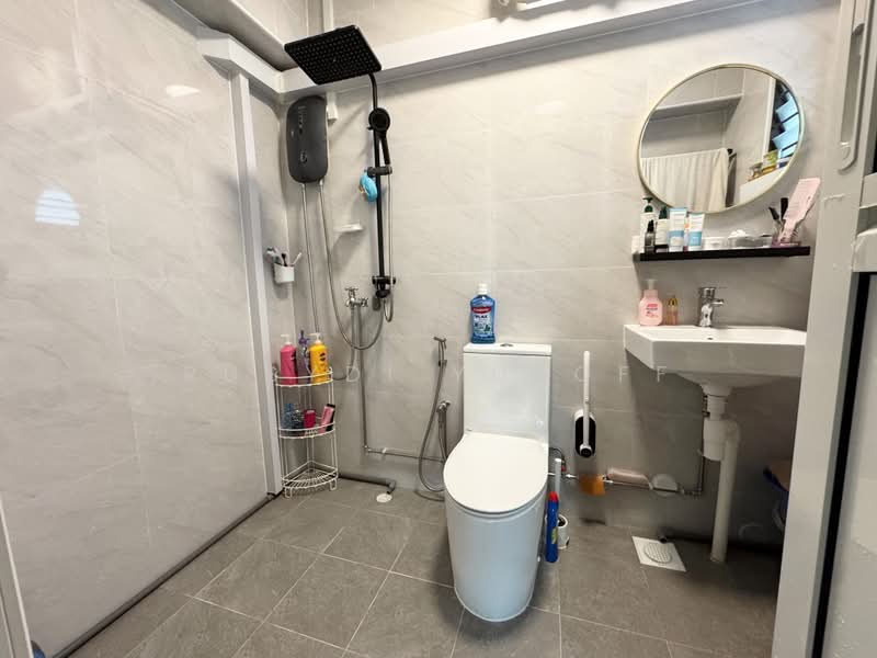 229 Compassvale Walk, 229 Compassvale Walk, 4 Bedrooms, 1,323 sqft, HDB Flat For Sale, by Rusydi Yusoff, 500193758 - Bathroom - PropertyGuru.com.sg