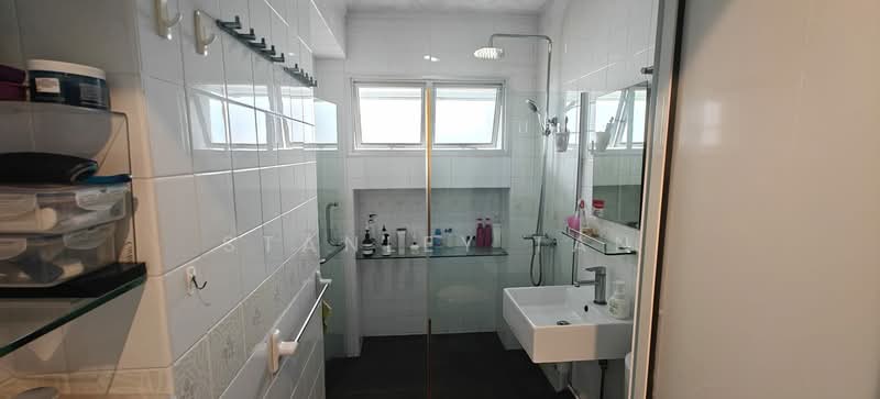 718 Pasir Ris Street 72, 718 Pasir Ris Street 72, 3 Bedrooms, 1,216 sqft, HDB Flat For Sale, by Stanley Tan, 500193761 - Bathroom - PropertyGuru.com.sg