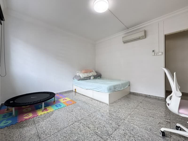 411 Bukit Batok West Avenue 4, 411 Bukit Batok West Avenue 4, 3 Bedrooms, 1,109 sqft, HDB Flat For Sale, by Glenn Lau 刘祖成, 500193764 - Common Bedroom 1 - PropertyGuru.com.sg