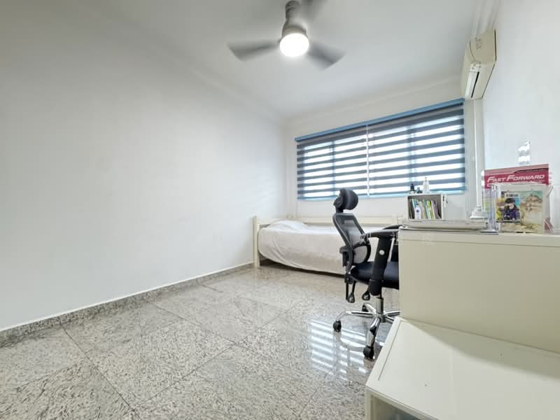411 Bukit Batok West Avenue 4, 411 Bukit Batok West Avenue 4, 3 Bedrooms, 1,109 sqft, HDB Flat For Sale, by Glenn Lau 刘祖成, 500193764 - Common Bedroom 2 - PropertyGuru.com.sg