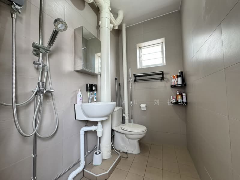 411 Bukit Batok West Avenue 4, 411 Bukit Batok West Avenue 4, 3 Bedrooms, 1,109 sqft, HDB Flat For Sale, by Glenn Lau 刘祖成, 500193764 - Common Bathroom - PropertyGuru.com.sg