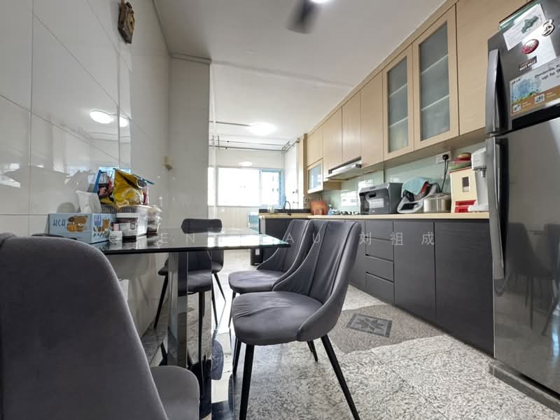 411 Bukit Batok West Avenue 4, 411 Bukit Batok West Avenue 4, 3 Bedrooms, 1,109 sqft, HDB Flat For Sale, by Glenn Lau 刘祖成, 500193764 - Kitchen - PropertyGuru.com.sg