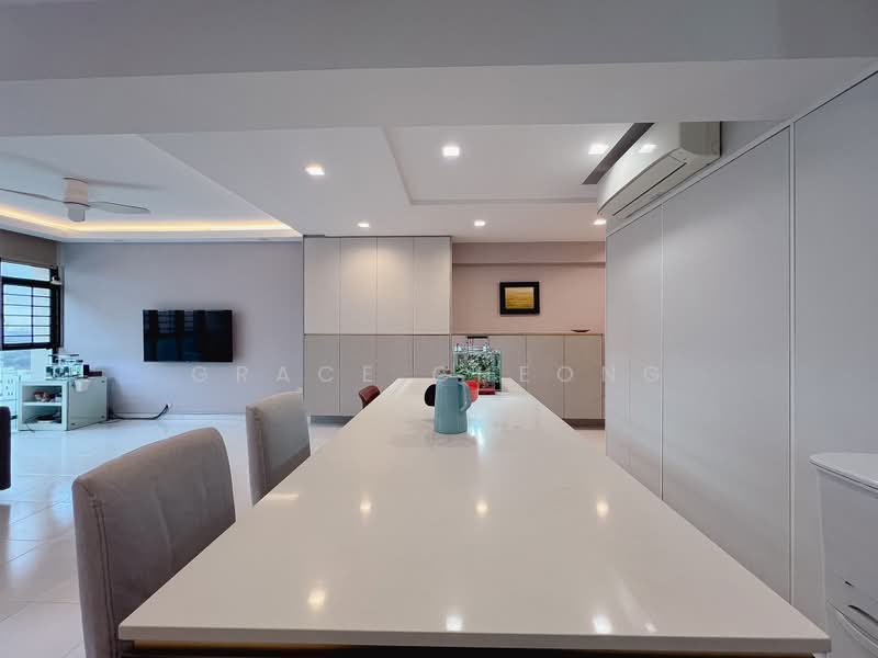 58 Strathmore Avenue, 58 Strathmore Avenue, 3 Bedrooms, 1,184 sqft, HDB Flat For Sale, by Grace Cheong, 500193768 - Kitchen Island - PropertyGuru.com.sg