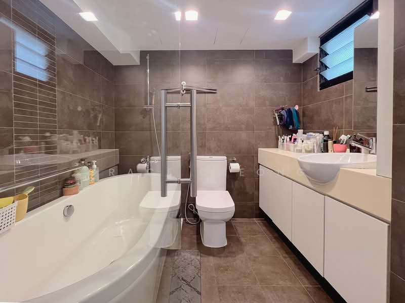 58 Strathmore Avenue, 58 Strathmore Avenue, 3 Bedrooms, 1,184 sqft, HDB Flat For Sale, by Grace Cheong, 500193768 - Master Bathroom - PropertyGuru.com.sg