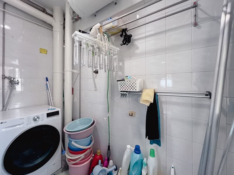 58 Strathmore Avenue, 58 Strathmore Avenue, 3 Bedrooms, 1,184 sqft, HDB Flat For Sale, by Grace Cheong, 500193768 - Yard - PropertyGuru.com.sg