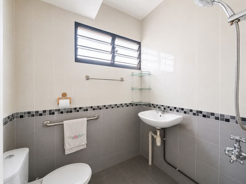 406 Jurong West Street 42, 406 Jurong West Street 42, 3 Bedrooms, 1,141 sqft, HDB Flat For Sale, by Terence Choo, 500193794 - Bathroom - PropertyGuru.com.sg