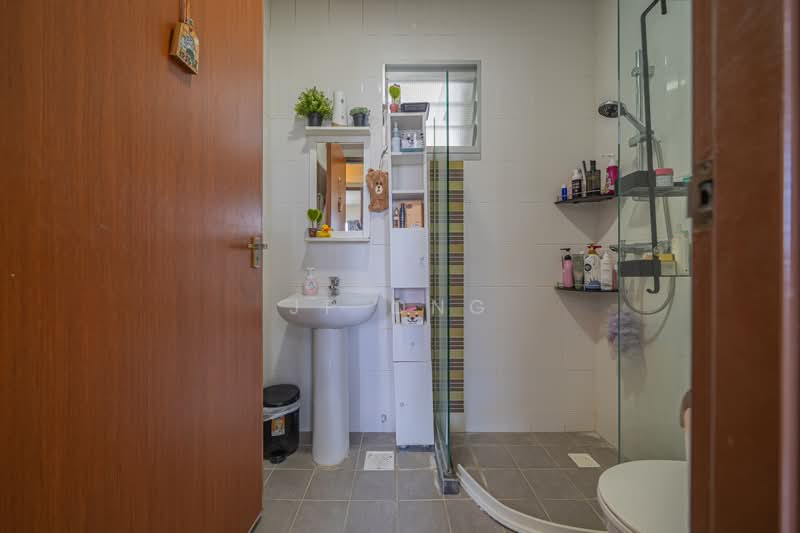 671B Edgefield Plains, 671B Edgefield Plains, 3 Bedrooms, 969 sqft, HDB Flat For Sale, by JP Ong, 500193797 - Bathroom - PropertyGuru.com.sg