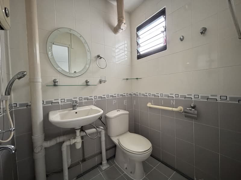 506 Ang Mo Kio Avenue 8, 506 Ang Mo Kio Avenue 8, Room Rental, 100 sqft, HDB Flat For Rent, by Quek Pei Lin, 500193824 - Bathroom - PropertyGuru.com.sg