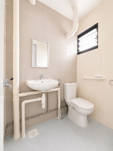 123 Hougang Avenue 1, 123 Hougang Avenue 1, 2 Bedrooms, 721 sqft, HDB Flat For Sale, by Tricia Chong Mei Ting, 500193847 - Master Bathroom - PropertyGuru.com.sg