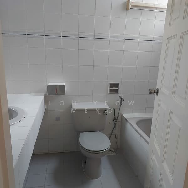 E7 Lodge, 66 Lorong Melayu, 3 Bedrooms, 1,367 sqft, Apartment For Rent, by Loh Yeow Meng, 500193851 - Bathroom - PropertyGuru.com.sg