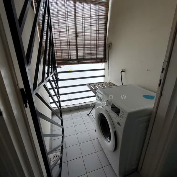 E7 Lodge, 66 Lorong Melayu, 3 Bedrooms, 1,367 sqft, Apartment For Rent, by Loh Yeow Meng, 500193851 - Balcony - PropertyGuru.com.sg
