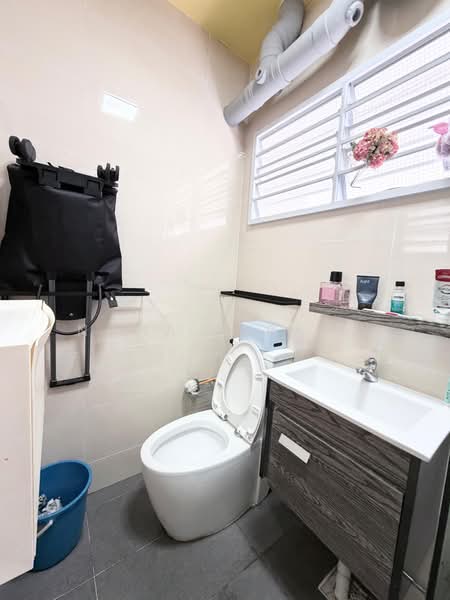 832 Jurong West Street 81, 832 Jurong West Street 81, 2 Bedrooms, 1,367 sqft, HDB Flat For Sale, by Nona Kirana, 500193862 - Bathroom - PropertyGuru.com.sg