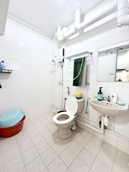 632 Woodlands Ring Road, 632 Woodlands Ring Road, 3 Bedrooms, 1,302 sqft, HDB Flat For Sale, by Nona Kirana, 500193893 - Bathroom - PropertyGuru.com.sg