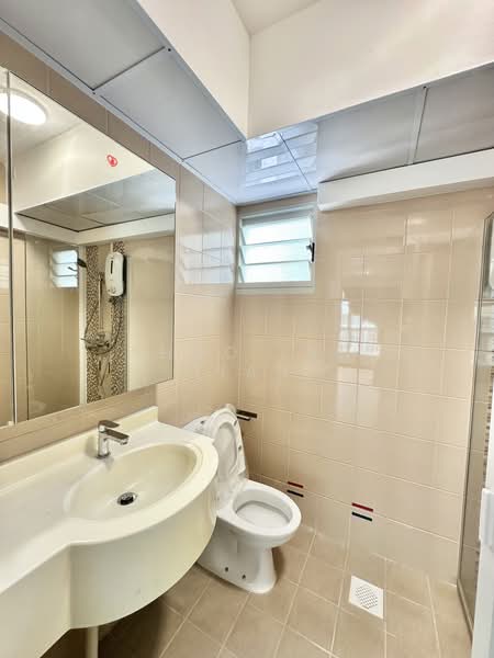 886C Woodlands Drive 50, 886C Woodlands Drive 50, 2 Bedrooms, 721 sqft, HDB Flat For Rent, by Shao Inn Tian, 500193939 - Master Bathroom - PropertyGuru.com.sg