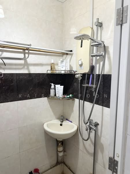 96 Lorong 3 Toa Payoh, 96 Lorong 3 Toa Payoh, 2 Bedrooms, 732 sqft, HDB Flat For Sale, by Kaisley Poon, 500193962 - Bathroom - PropertyGuru.com.sg
