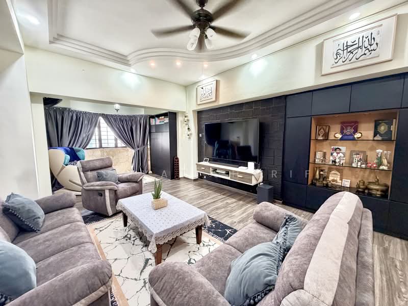 680 Choa Chu Kang Crescent, 680 Choa Chu Kang Crescent, 4 Bedrooms, 1,550 sqft, HDB Flat For Sale, by Hidayat Shariff, 500193965 - Living Room - PropertyGuru.com.sg