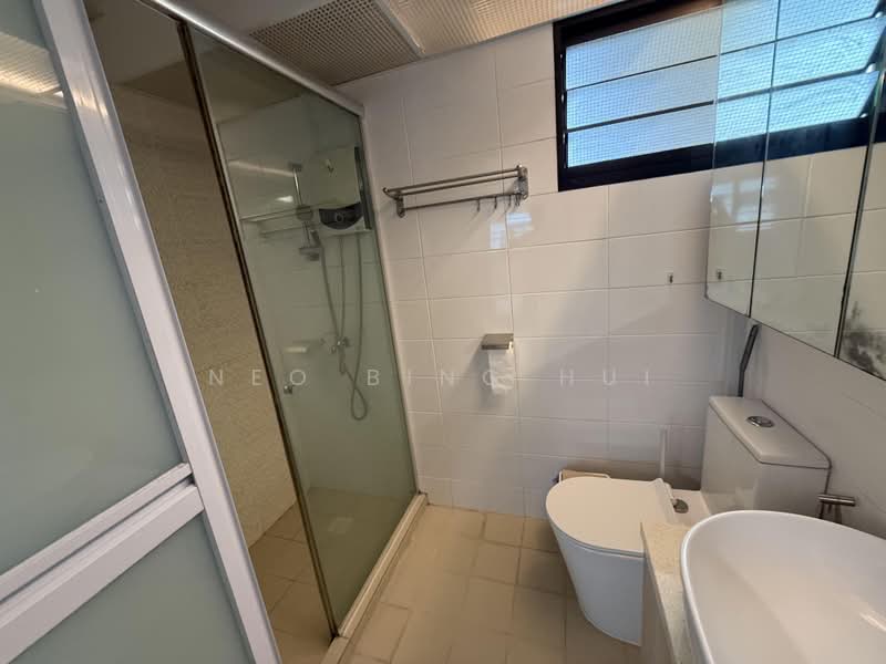 818B Choa Chu Kang Avenue 1, 818B Choa Chu Kang Avenue 1, 3 Bedrooms, 990 sqft, HDB Flat For Sale, by Neo Bing Hui, 500193967 - Bathroom - PropertyGuru.com.sg