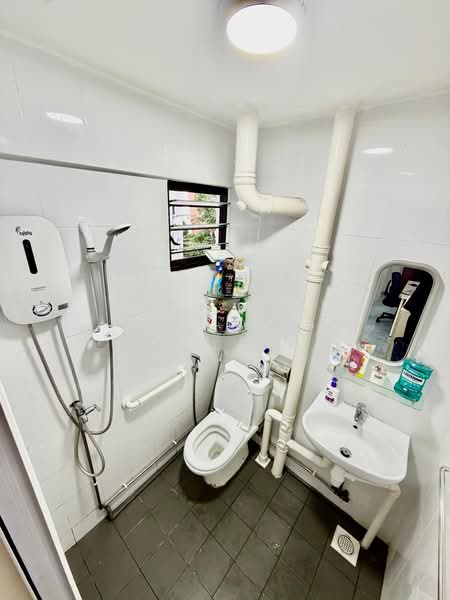 183 Bukit Batok West Avenue 8, 183 Bukit Batok West Avenue 8, 3 Bedrooms, 1,001 sqft, HDB Flat For Sale, by Patrick Koh, 500193988 - Bathroom - PropertyGuru.com.sg