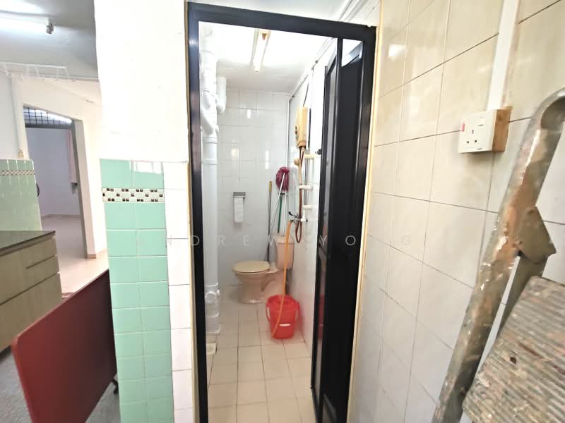 57 Lorong 5 Toa Payoh, 57 Lorong 5 Toa Payoh, 2 Bedrooms, 657 sqft, HDB Flat For Sale, by Andrew Yong, 500193999 - Bathroom - PropertyGuru.com.sg