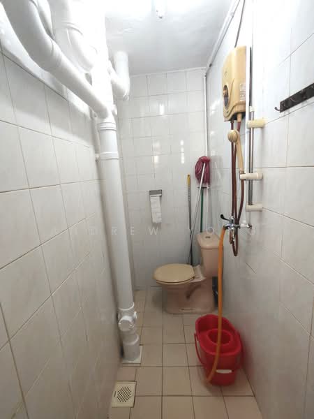 57 Lorong 5 Toa Payoh, 57 Lorong 5 Toa Payoh, 2 Bedrooms, 657 sqft, HDB Flat For Sale, by Andrew Yong, 500193999 - Bathroom - PropertyGuru.com.sg