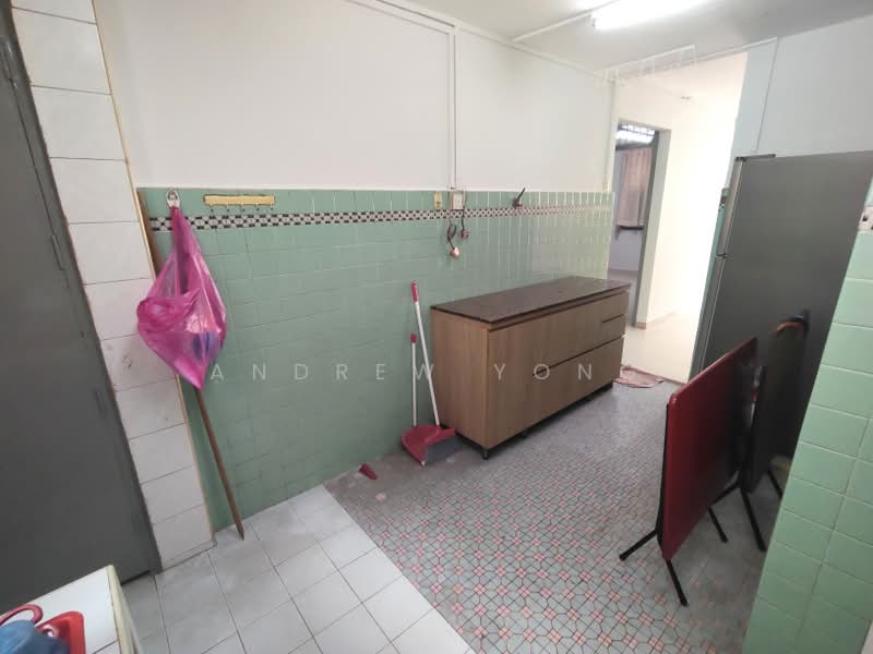 57 Lorong 5 Toa Payoh, 57 Lorong 5 Toa Payoh, 2 Bedrooms, 657 sqft, HDB Flat For Sale, by Andrew Yong, 500193999 - Kitchen - PropertyGuru.com.sg