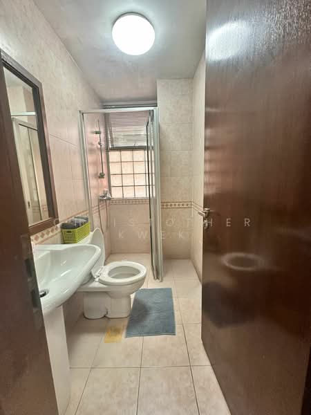 Maple Woods, 985 Bukit Timah Road, 3 Bedrooms, 1,335 sqft, Condominium For Rent, by Christopher Kwek, 500194001 - Bathroom - PropertyGuru.com.sg