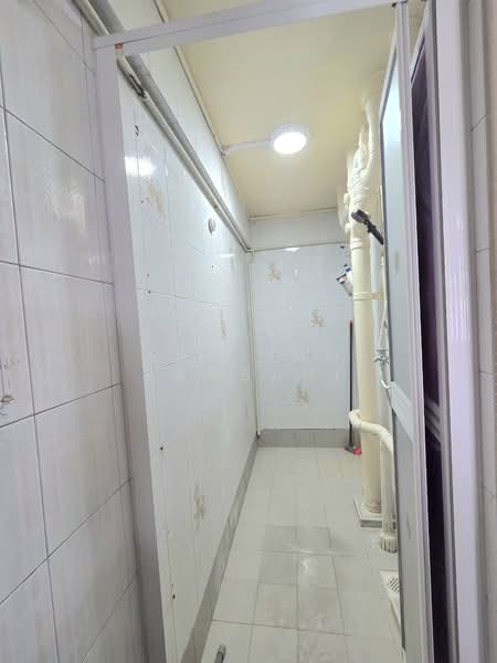 35 Jalan Bahagia, 35 Jalan Bahagia, 2 Bedrooms, 602 sqft, HDB Flat For Sale, by Nadiyah Kamsani, 500194010 - Bathroom - PropertyGuru.com.sg