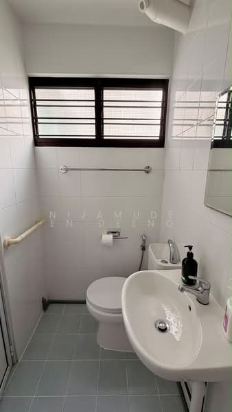 283 Bukit Batok East Avenue 3, 283 Bukit Batok East Avenue 3, 1 Bedroom, 699 sqft, HDB Flat For Rent, by Nijamudeen Deeno, 500194013 - Bathroom - PropertyGuru.com.sg