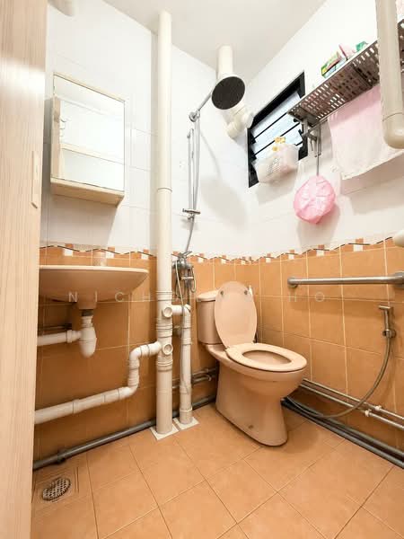 118 Ang Mo Kio Avenue 4, 118 Ang Mo Kio Avenue 4, 5 Bedrooms, 1,593 sqft, HDB Flat For Sale, by Nicholas Ho, 500194055 - Bathroom - PropertyGuru.com.sg