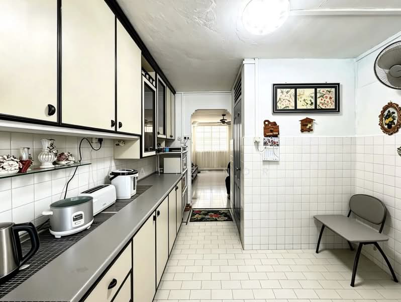 333 Bukit Batok Street 32, 333 Bukit Batok Street 32, 2 Bedrooms, 688 sqft, HDB Flat For Sale, by Hafiz Nor, 500194056 - Kitchen - PropertyGuru.com.sg