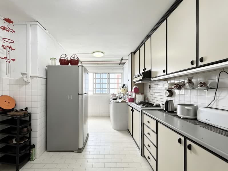 333 Bukit Batok Street 32, 333 Bukit Batok Street 32, 2 Bedrooms, 688 sqft, HDB Flat For Sale, by Hafiz Nor, 500194056 - Kitchen - PropertyGuru.com.sg