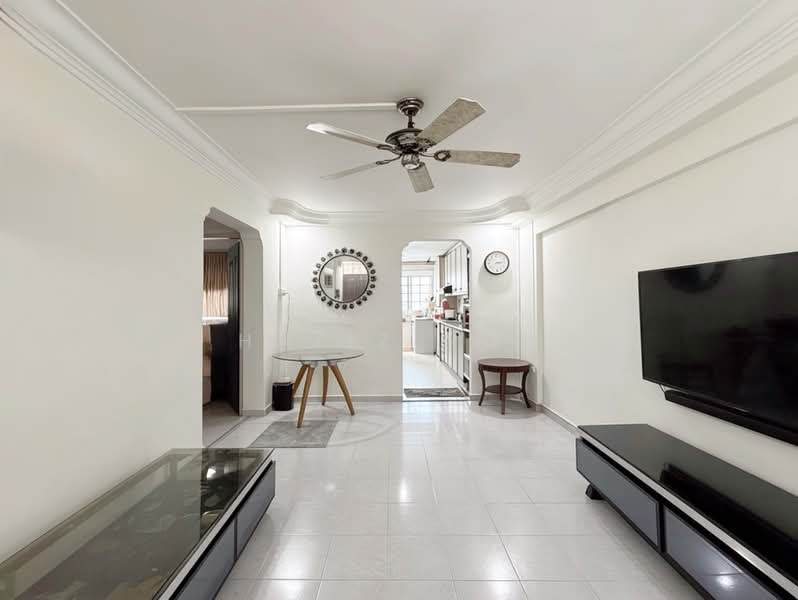 333 Bukit Batok Street 32, 333 Bukit Batok Street 32, 2 Bedrooms, 688 sqft, HDB Flat For Sale, by Hafiz Nor, 500194056 - Living Room - PropertyGuru.com.sg